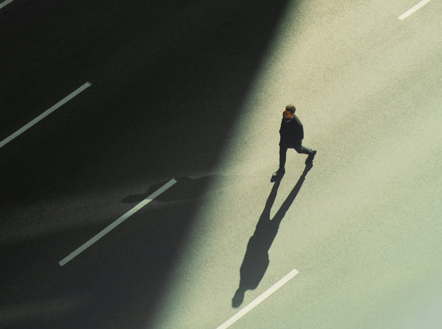 Vùng vẫy giữa biển động có phải là cách hay?